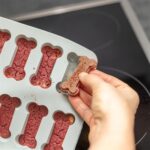 Trixie Bakmat Voor Dierensnacks Botvorm Bpa Vrij Grijs - 24 x 29 cm