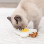 Trixie Gebakken Ei Xxl Pluche Met Amerikaanse Catnip - 18 cm