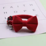 Verstelbare kattenhalsband met strik en belletje – Rood pluche
